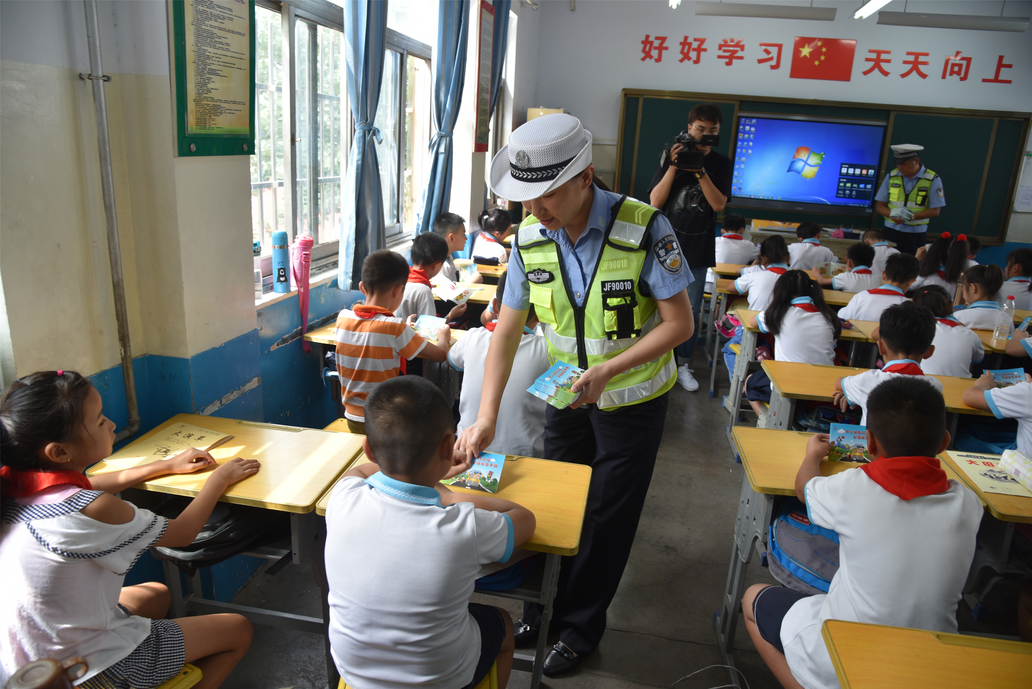 开学第一课关注交通安全！枣庄薛城交警送法进校园