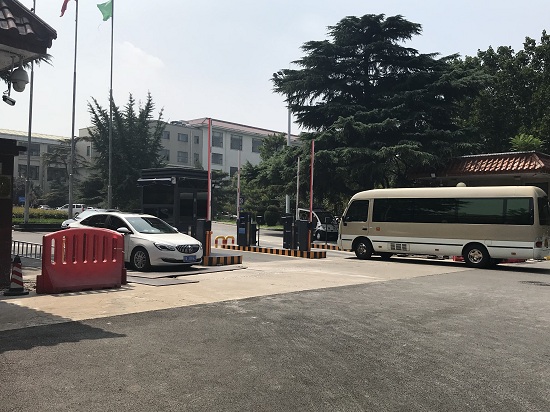 乱停放影响运营 济南二环内最大“免费停车场”将收费控车