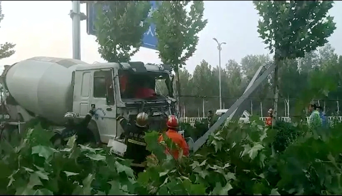 混凝土车闯进绿化带驾驶员受伤 聊城消防紧急救援