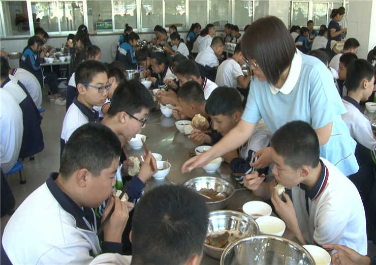青州灾区学校食堂见闻：做饭使用桶装水 饭菜不涨价