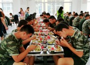 抗灾救灾在行动丨潍坊社区志愿者为寿光救灾消防官兵烹饪“爱心午餐”