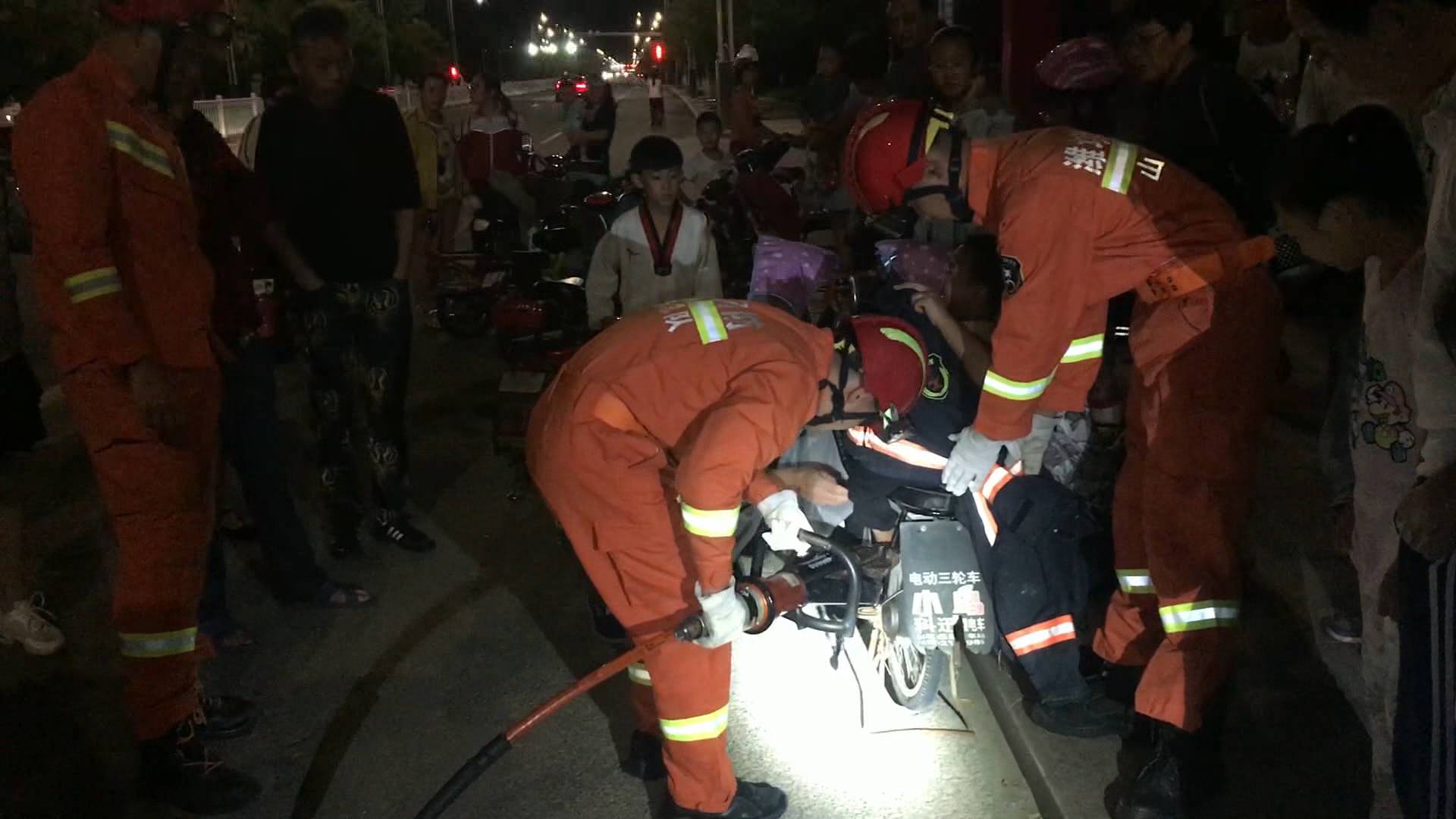 68秒丨昌邑3岁男童脚卷入电动车车轮 消防破拆救援