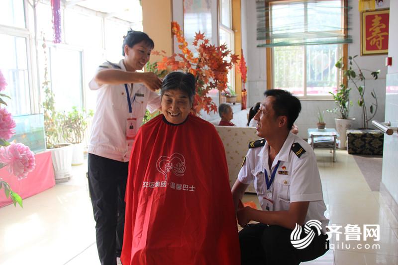 志愿者为老人提供理发、陪伴、按摩等服务_副本.jpg