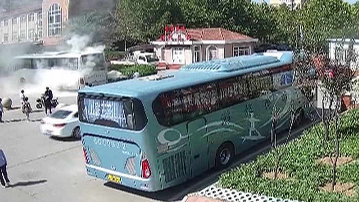 54秒丨淄博“熊孩子”拔输油管 引发大巴车自燃