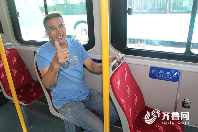 温馨巴士为公交车座椅“换新颜”，更换车辆座套，并为特殊乘客设立醒目的座套2_副本.jpg