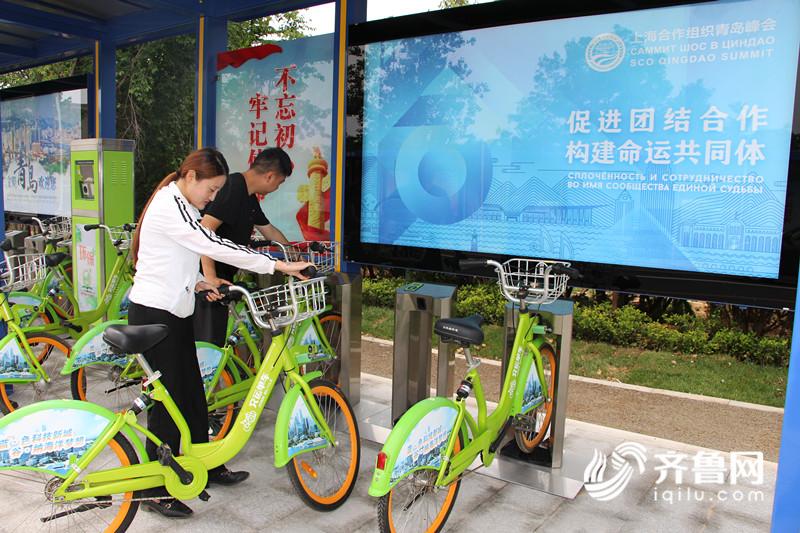 9月12日，市民正在用手机扫码进行骑行_副本.jpg