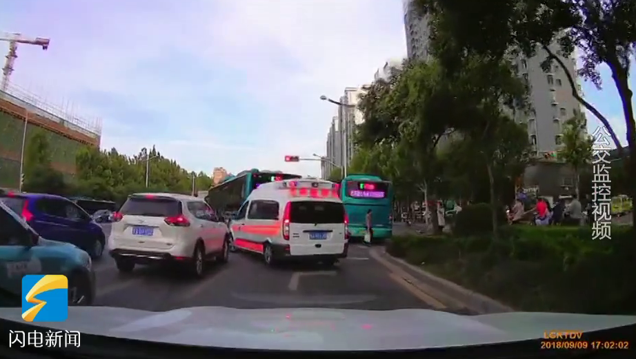 92秒丨为让救护车闯红灯的公交车司机找到啦！司机：生命紧急