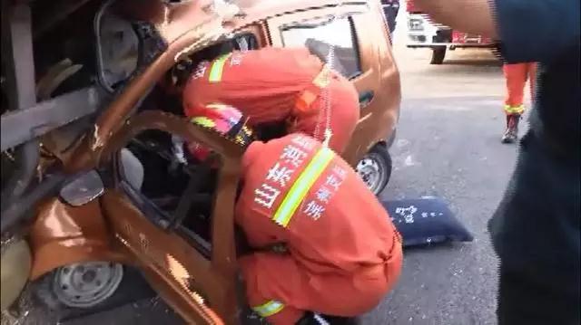 滨州惠民一电动车与货车相撞 驾驶员被困消防破拆救人