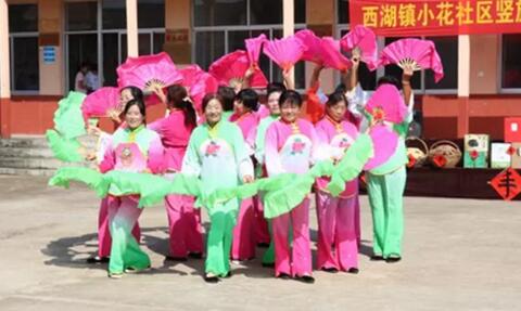日照人载歌载舞欢庆第一个“中国农民丰收节”