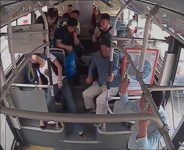 济南一女乘客乘坐公交突犯病 驾乘人员紧急施救