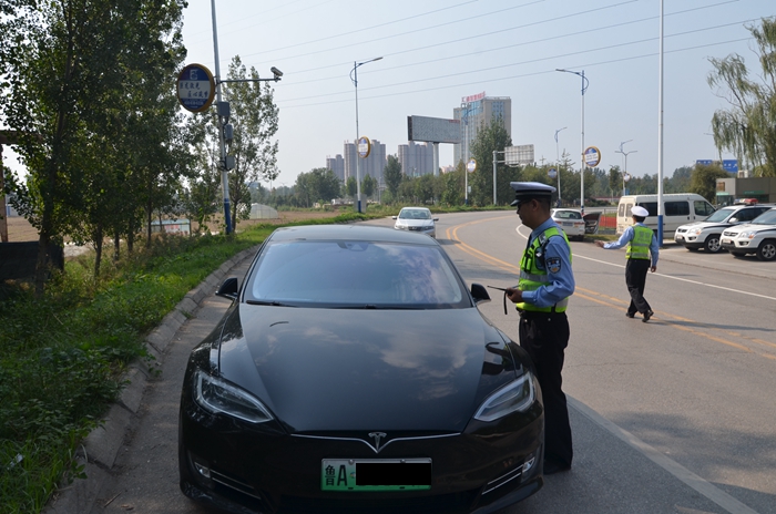 聊城：高速交警例行检查 一名女驾驶员竟拿出外国驾照