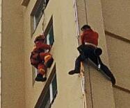 装修工被困40米高空 潍坊消防员上演“空中接力”