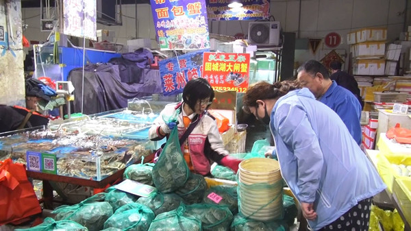 螃蟹价钱下降三分之一 济南市场供给恢复正常水平