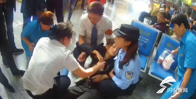 安徽旅客低血糖晕倒济南西站众人施救乘客脱离危险