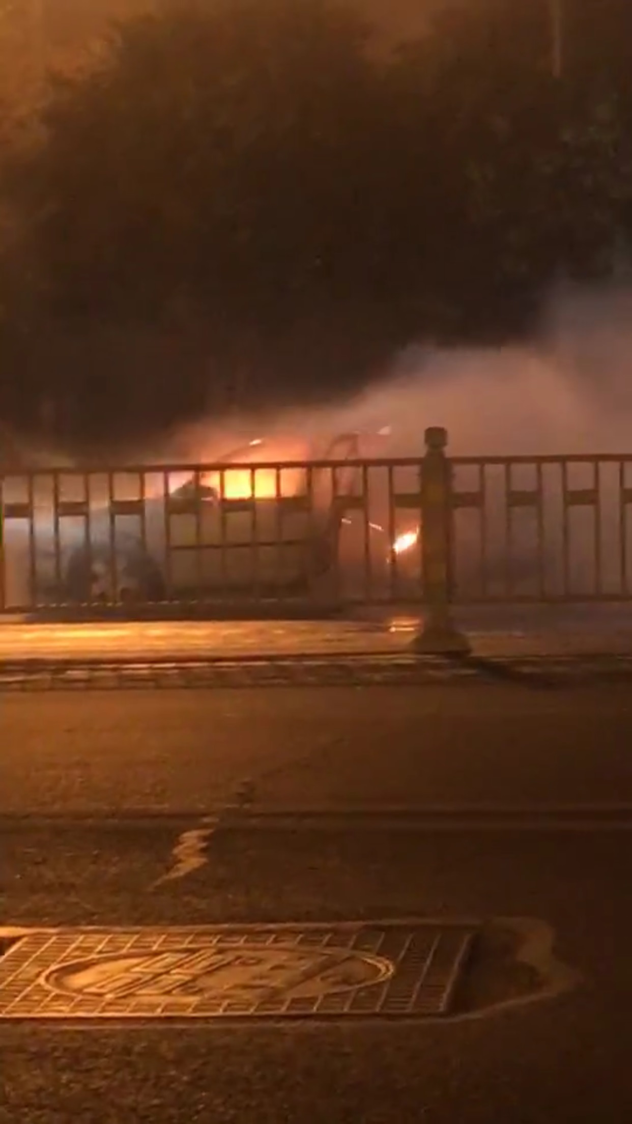 24秒丨 济南深夜一私家车自燃 途经城管作业洒水车紧急灭火