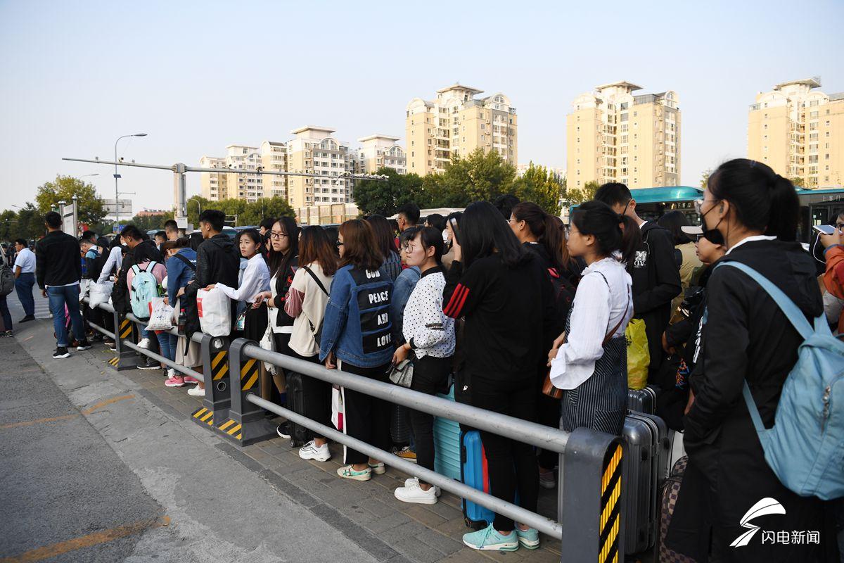 济南长途汽车站学生返校场面壮观 排队登程巴士需2小时