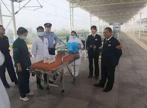 一男子高铁上突然流鼻血不止 枣庄站实施紧急救助