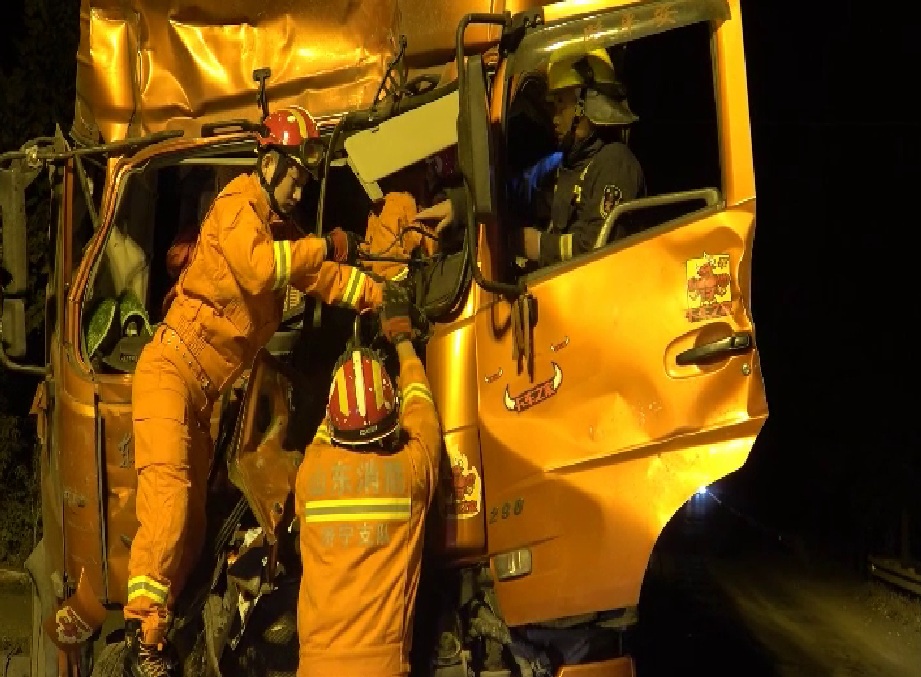 60秒丨济宁一货车追尾驾驶员被困 消防牵拉扩张20分钟救出