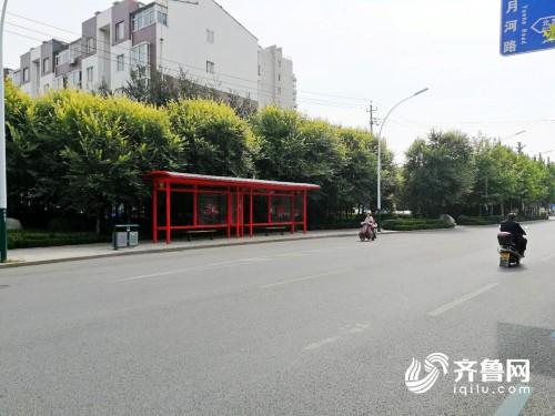 潍坊永安路相邻3个公交车亭接连被"毁容"