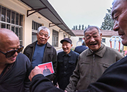 重阳节丨德州爱心团队为社区老人免费拍照 老人们笑开了花