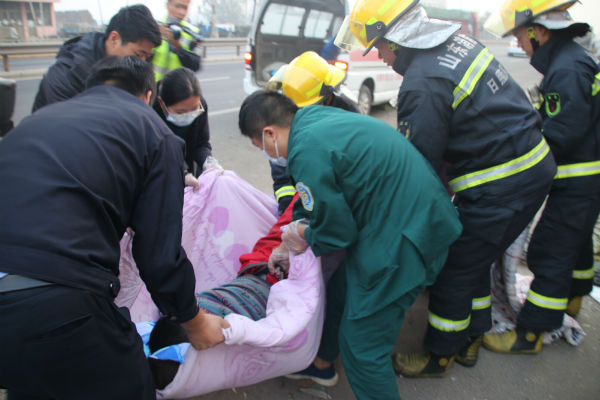 日照岚山消防成功处置一起油罐车泄漏事故