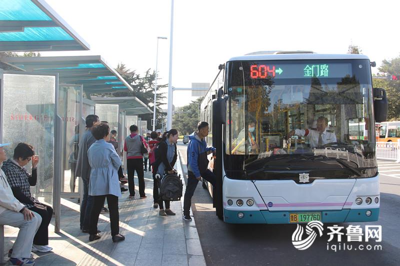 温馨巴士途经中山公园的线路将加密班次_副本.jpg