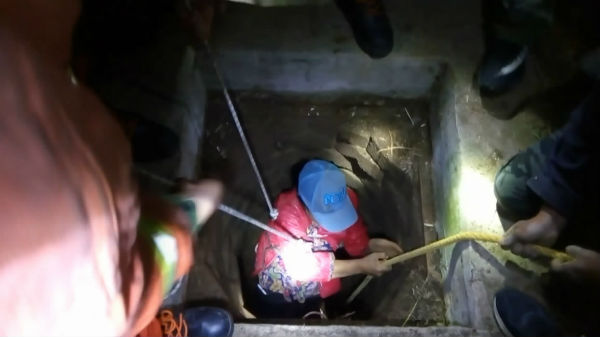 日照：妇女失足跌入7米深窖井 消防成功施救