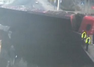 淄博：货车侧翻轿车被煤“掩埋”路人伸援手救出被困司机