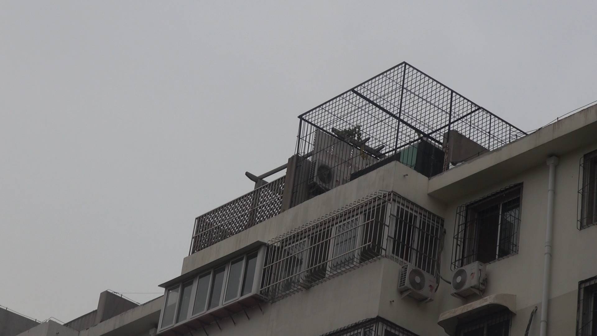 济南玉函南区居民自建50余间“阳光房”超4000平违建将被拆除