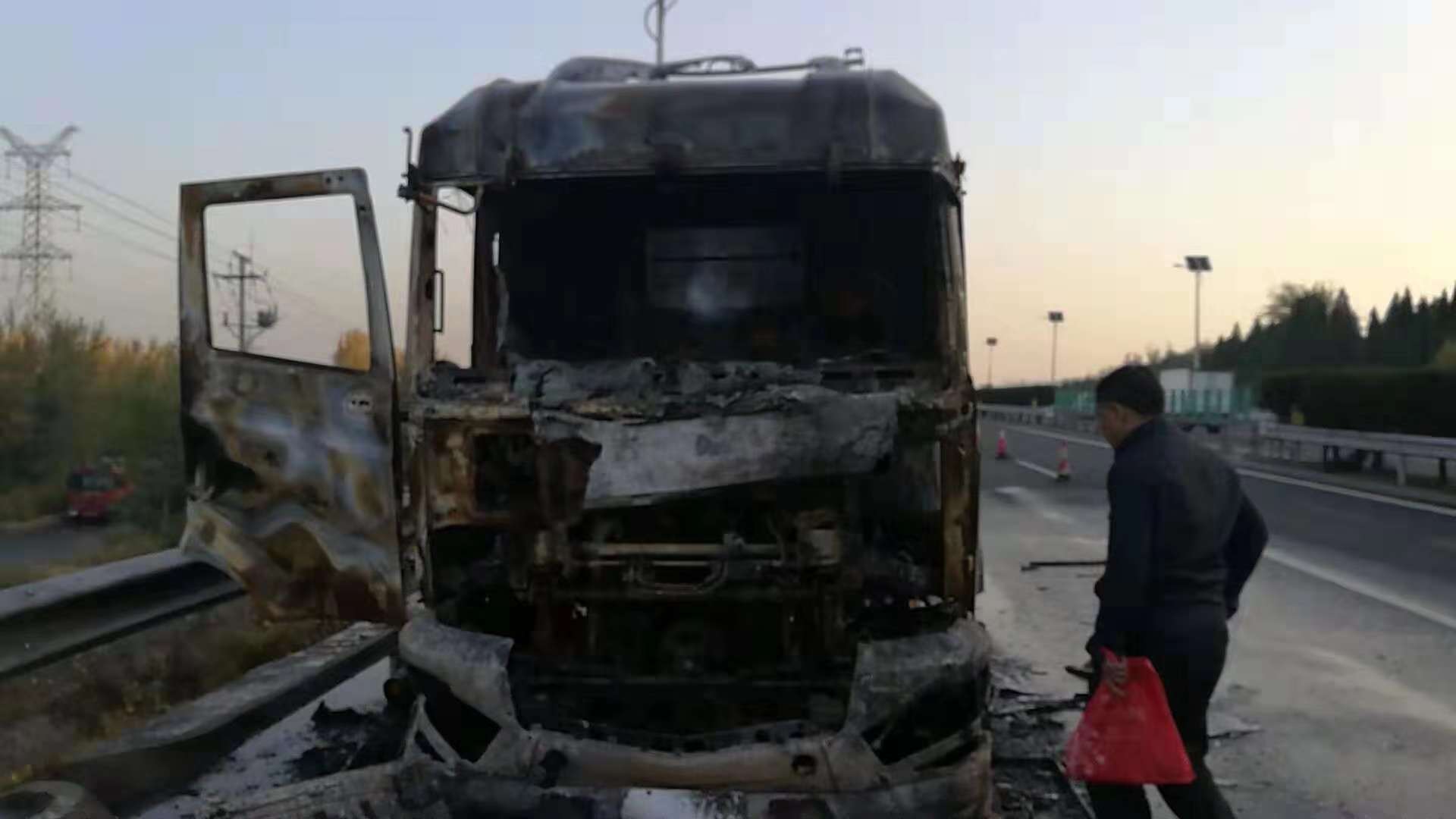 31秒丨济南东高速一大货车自燃 大火4小时扑灭无人员伤亡