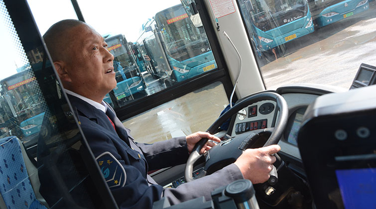 为济南公交驾驶员点赞！将线路“延长”14公里只为乘客平安