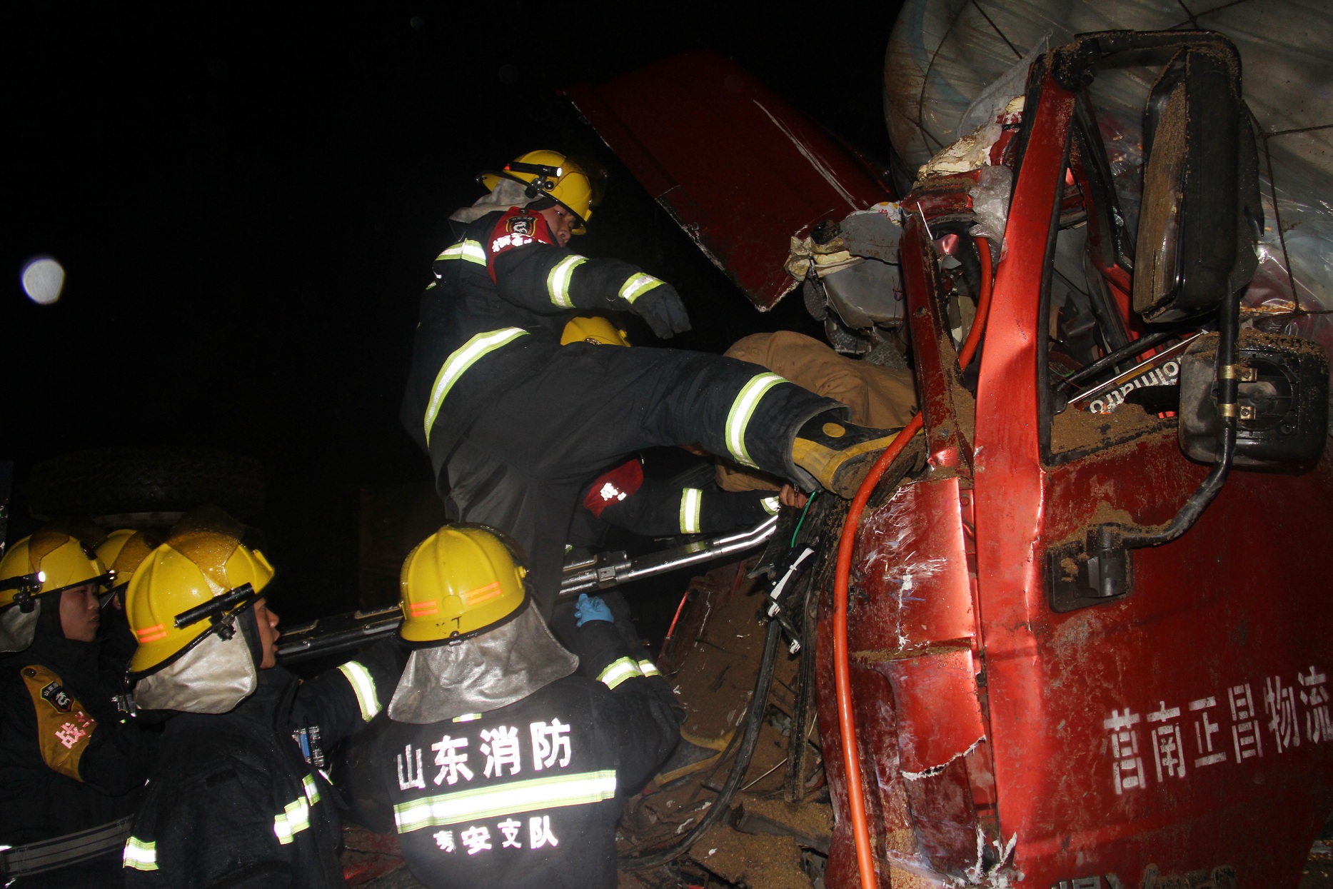 雨夜两车相撞一人被困 泰安消防紧急救援