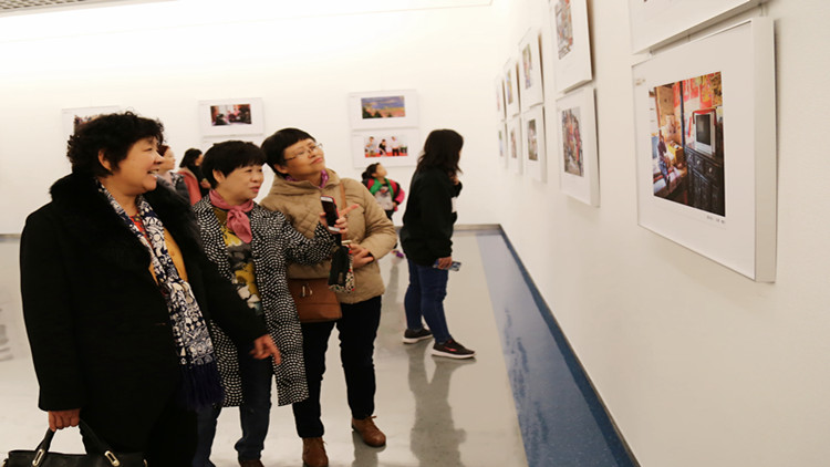 “走过40年—齐鲁家庭印记”摄影作品展在省博物馆开展  