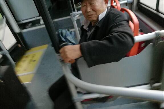 济南八旬老人要请公交车队吃饺子 背后原因令人感动