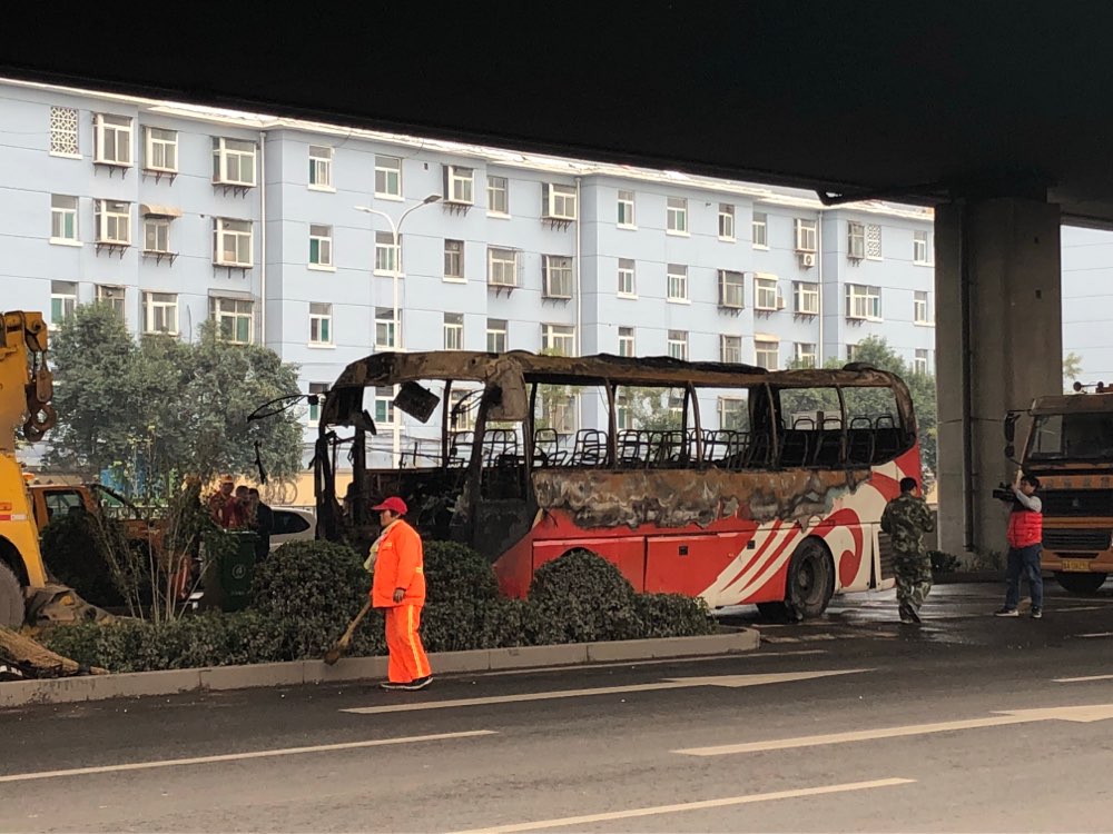 济南：客车撞上面包车车体烧成骨架 疑电路起火