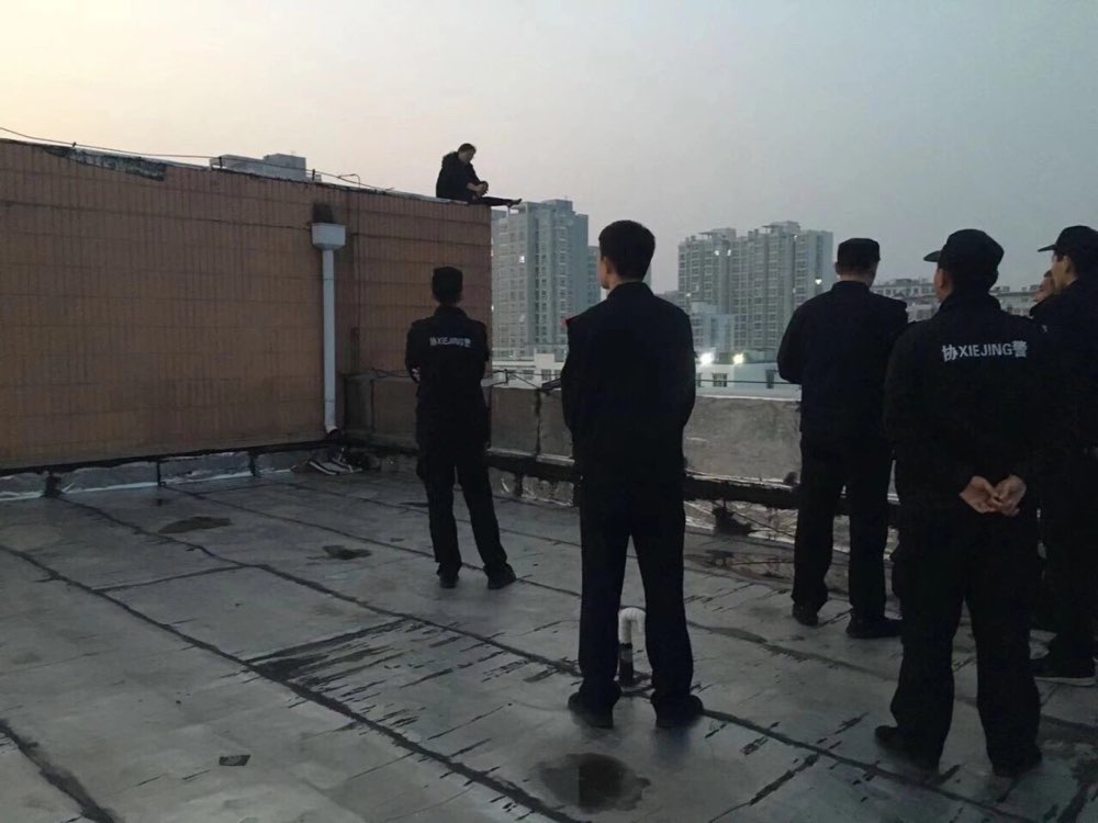 因财产纠纷女子爬上6楼天台欲轻生 淄博消防从背后解救