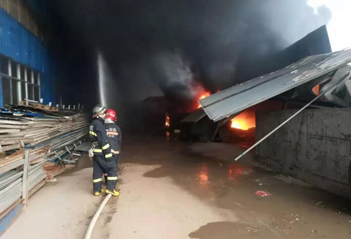 莘县一泡沫保温箱工厂发生火灾 未发生人员伤亡