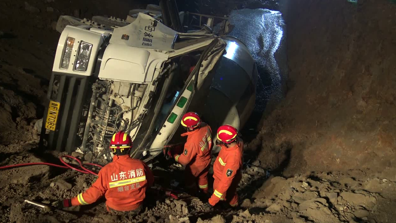 60秒丨蓬莱一水泥罐车倒车翻进深沟 消防半小时成功救援