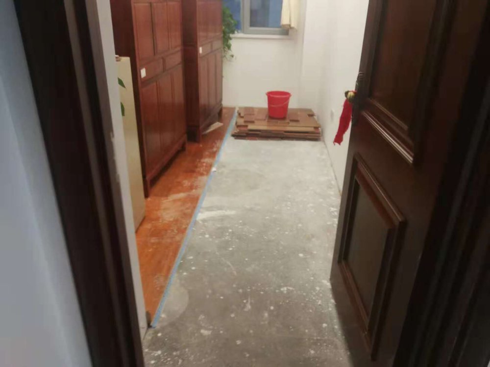 济南一居民家中供热漏水 新房地板损坏损失近8万