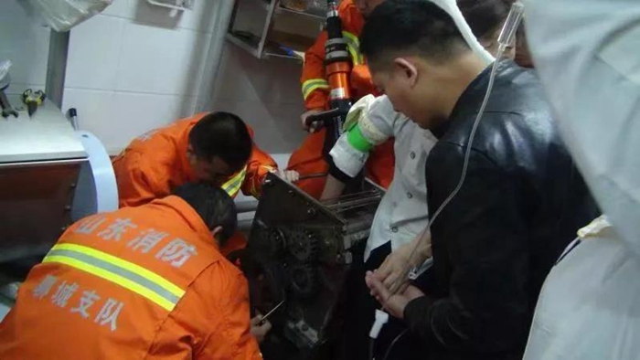 聊城一饭店员工手被卡在压面机内 消防成功救援