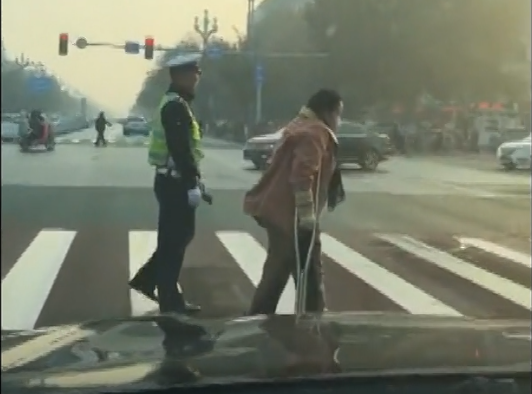 38秒丨暖心！残疾女士拄双拐过马路 聊城95后辅警全程默默护送