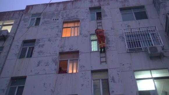 51秒｜聊城一2岁幼童被反锁家中  消防队员“空降”救人