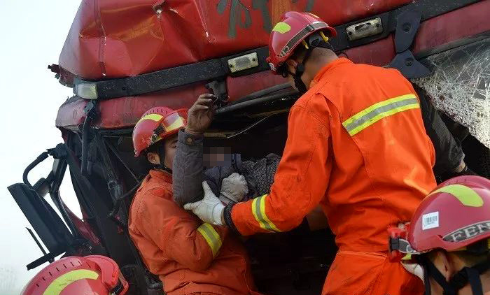 临清高邢高速两货车追尾驾驶员被困 消防紧急救援
