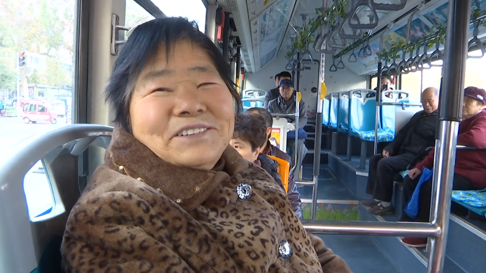 52秒｜聊城女驾驶员自费购买“爱心坐垫”：把公交车像家一样装饰