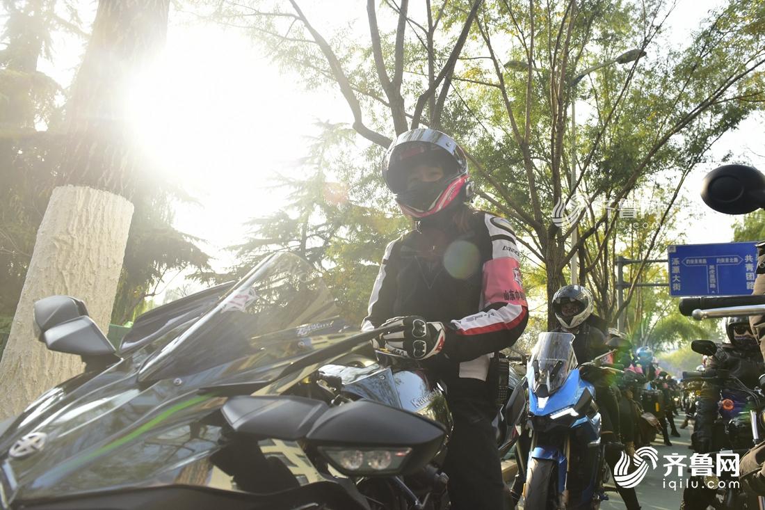 百名女摩托车骑士骑车巡游济南 宣传绿色出行方式