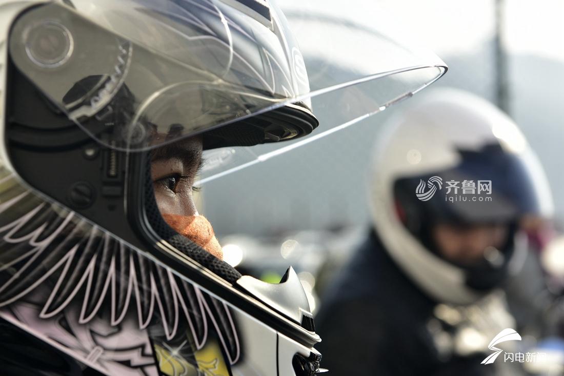 百名女摩托车骑士骑车巡游济南宣传绿色出行方式