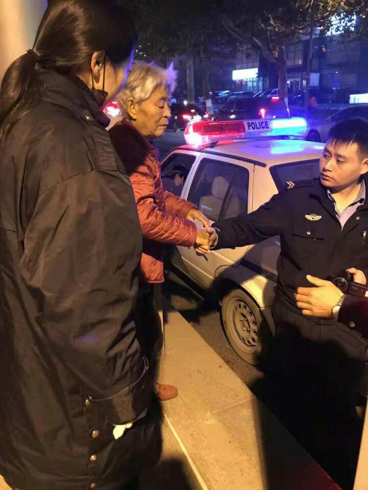 济南：老人公交车上不知回家路 站务员携手民警救助