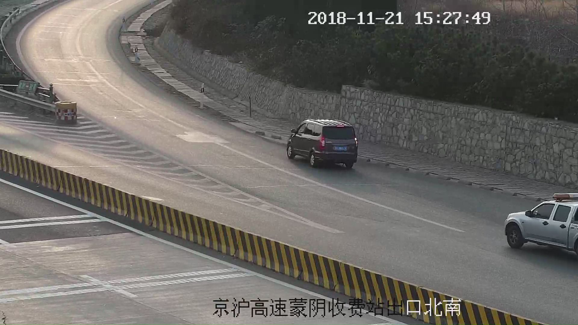 看错路标把北京当上海  高速倒车被扣12分