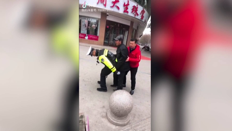 72秒丨青州特巡警背老人就医刷爆抖音 引市民点赞