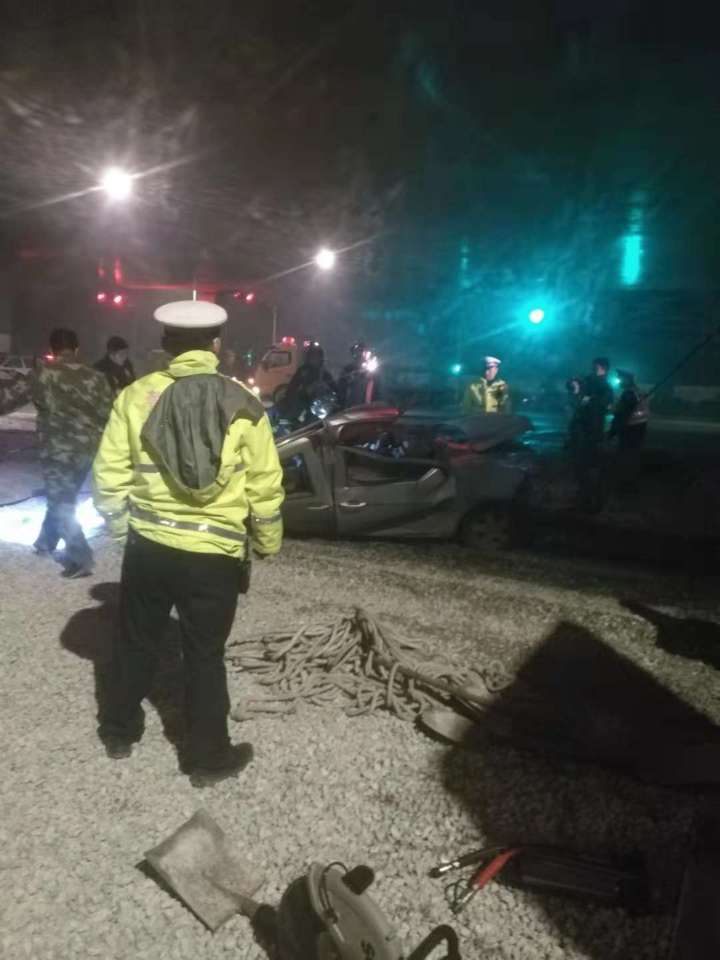济南：拉石子货车侧翻压垮面包车 面包车司机当场死亡